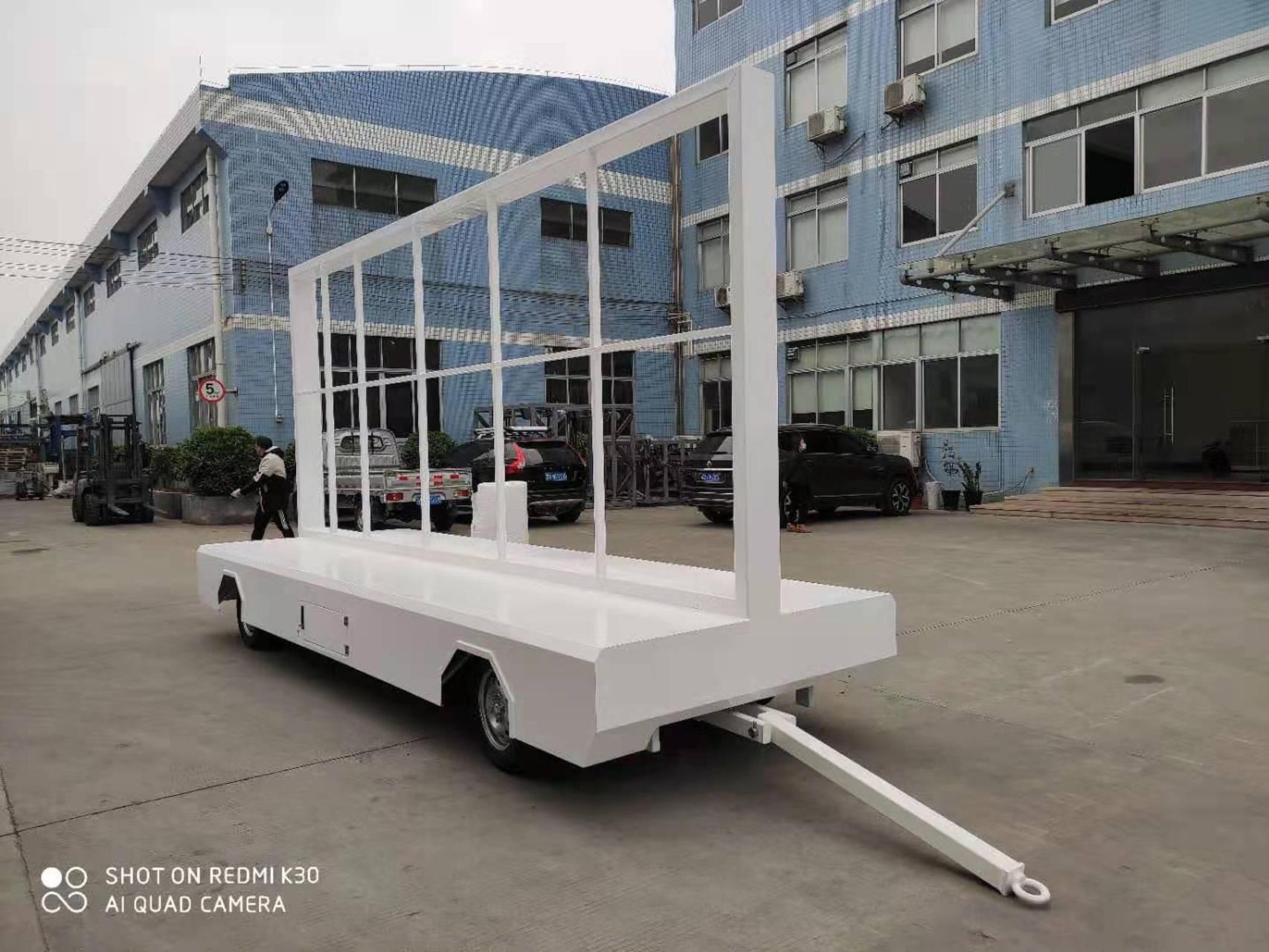 2.2噸固定式LED廣告屏拖車(chē)案例